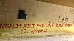 Grafite në Lipjan për të kundërshtuar ngacmimet seksuale në shkolla