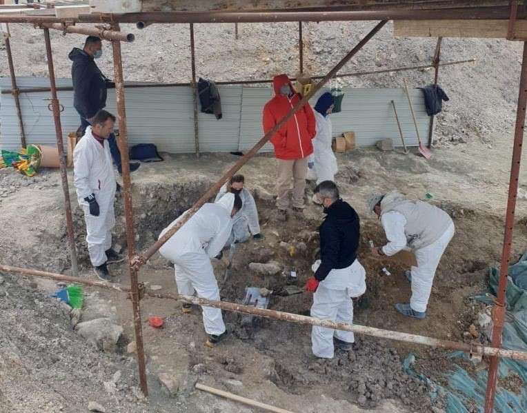 Vazhdojnë gërmimet në varrezën masive në Kizhevak për mbetjet mortore të viktimave të luftës në Kosovë