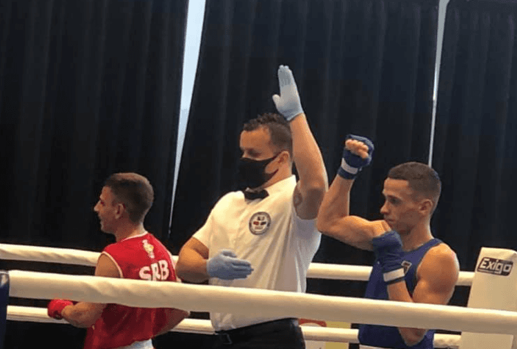 Bashkim Bajoku kampion ballkanik, fiton bindshëm përballjen me boksierin e Serbisë