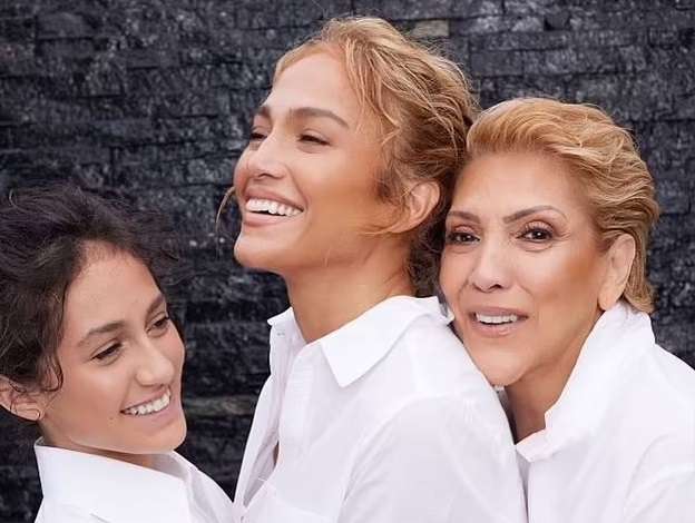 Jennifer Lopez publikon fotografi bashkë me nënën dhe të bijën