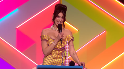 Dua Lipa performon në “Brit Awards”