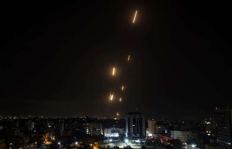 Raketat e Hamasit shënjestrojnë qytetin izraelit Tel Aviv, pasi forcat izraelite rrëzojnë një ndërtesë në Gaza
