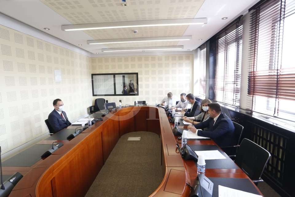 Drejtori i AKI-së raporton në Komisionin për mbikëqyrjen e kësaj agjencie