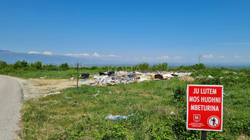 Deponinë ilegale afër KFOR-it në Pejë nuk ka kush ta largojë