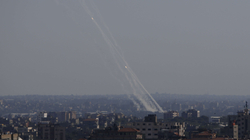 Palestinezët ikin nga bombardimet izraelite prej qiellit, tokës dhe detit