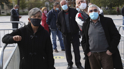 Shqipëria heq detyrimin për mbajtjen e maskave në ambiente të hapura