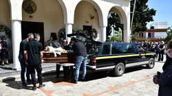 Dyshohet se disa shqiptarë vranë mizorisht një grua në Greqi pasi iu futën në shtëpi si hajdutë