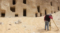 Arkeologët zbulojnë rastësisht 250 varre të moçme në Egjipt