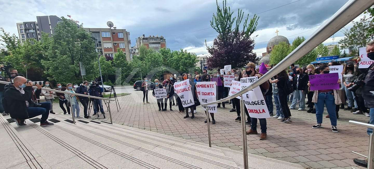 Protestohet para MASHTI-t për rastin e së miturës