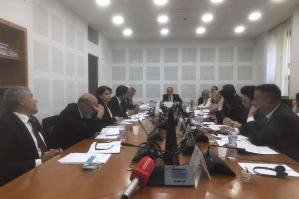 Deputetët kërkojnë dokumente shtesë nga Qeveria për kryetar e anëtarë të Bordit të ARKEP-it