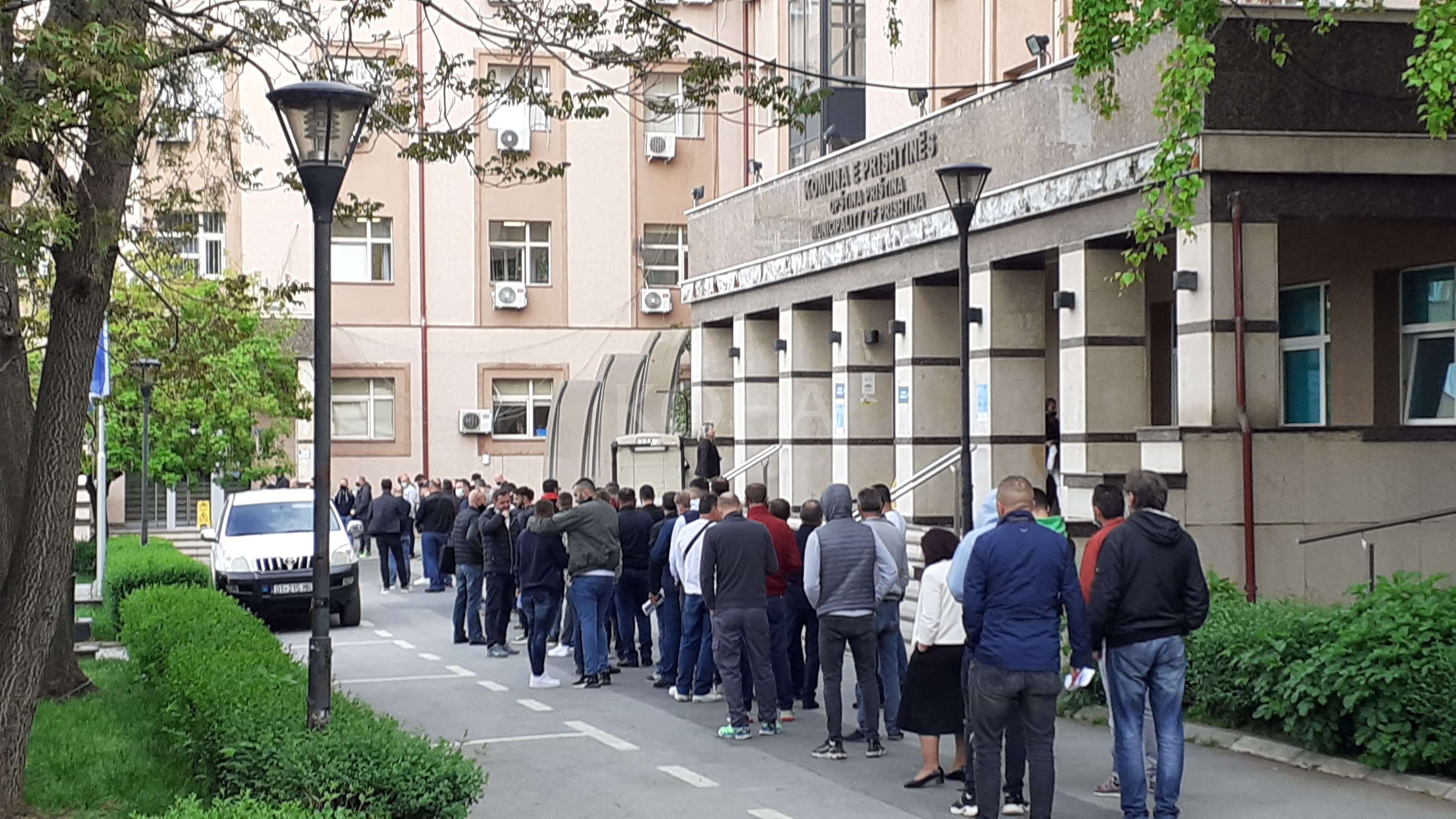 Radhë të gjata te Komuna e Prishtinës, s’respektohen masat anti-COVID