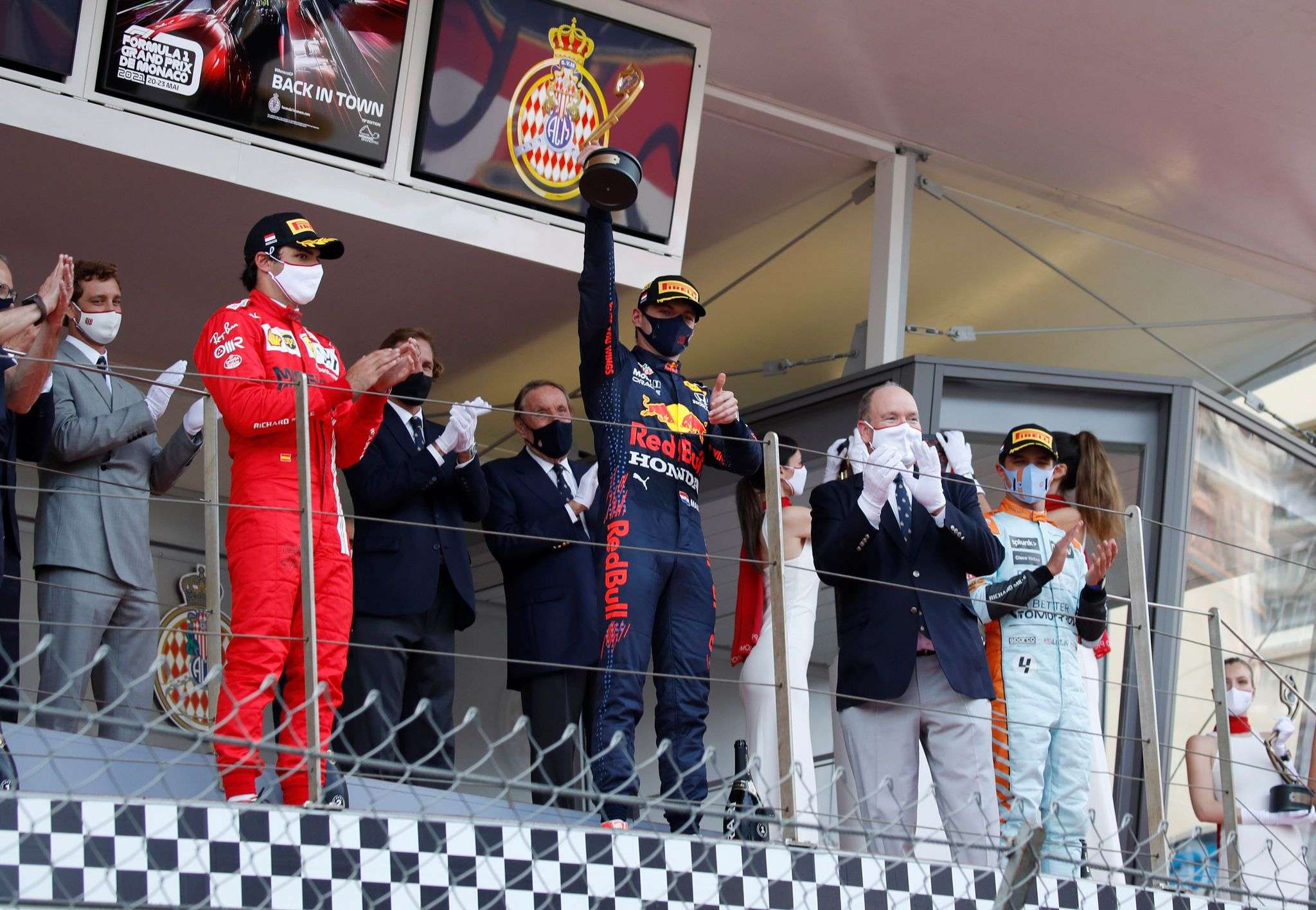 Verstappen fitoi në Monaco dhe e kaloi Hamiltonin në renditje