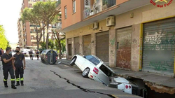 Gropa në Romë “gëlltit” dy vetura
