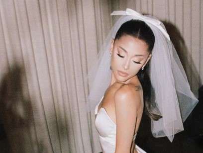 Ariana Grande zbulon fotot e dasmës të cilën e mbajti në fshehtësi