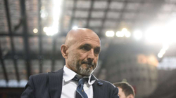 Napoli përshëndetet me Spallettin me ngritje të trofeut