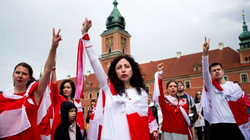 Qindra njerëz dalin në protesta solidarizuese me Bjellorusinë