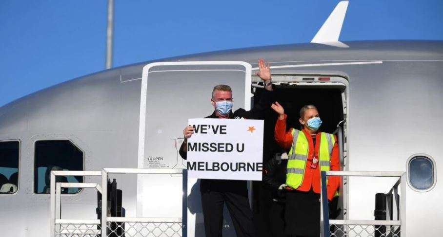 Përqafime e lot gëzimi në aeroporte, Australia heq kufizimet për udhëtime ndërkombëtare