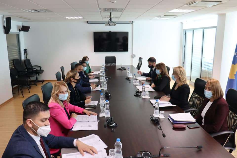 Haxhiu me anëtarët e Komisionit për Legjislacion bisedojnë rreth Ligjit për përgjegjësinë disiplinore