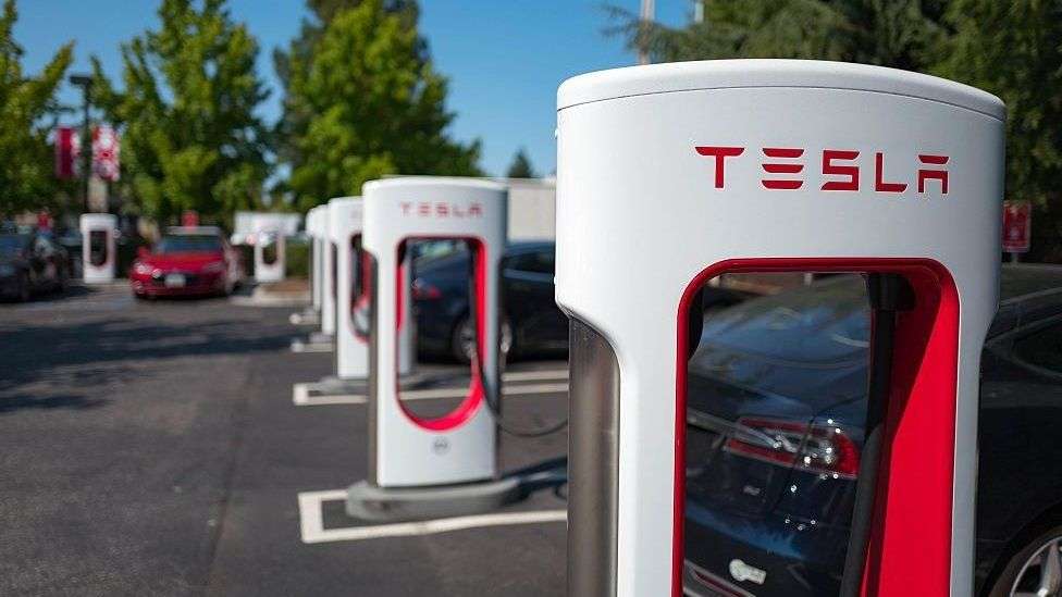 Tesla hap stacionet e saj për mbushje të baterive edhe për veturat tjera elektrike