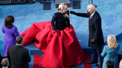 Lady Gaga kishte veshur fustan antiplumb në inaugurimin e Bidenit