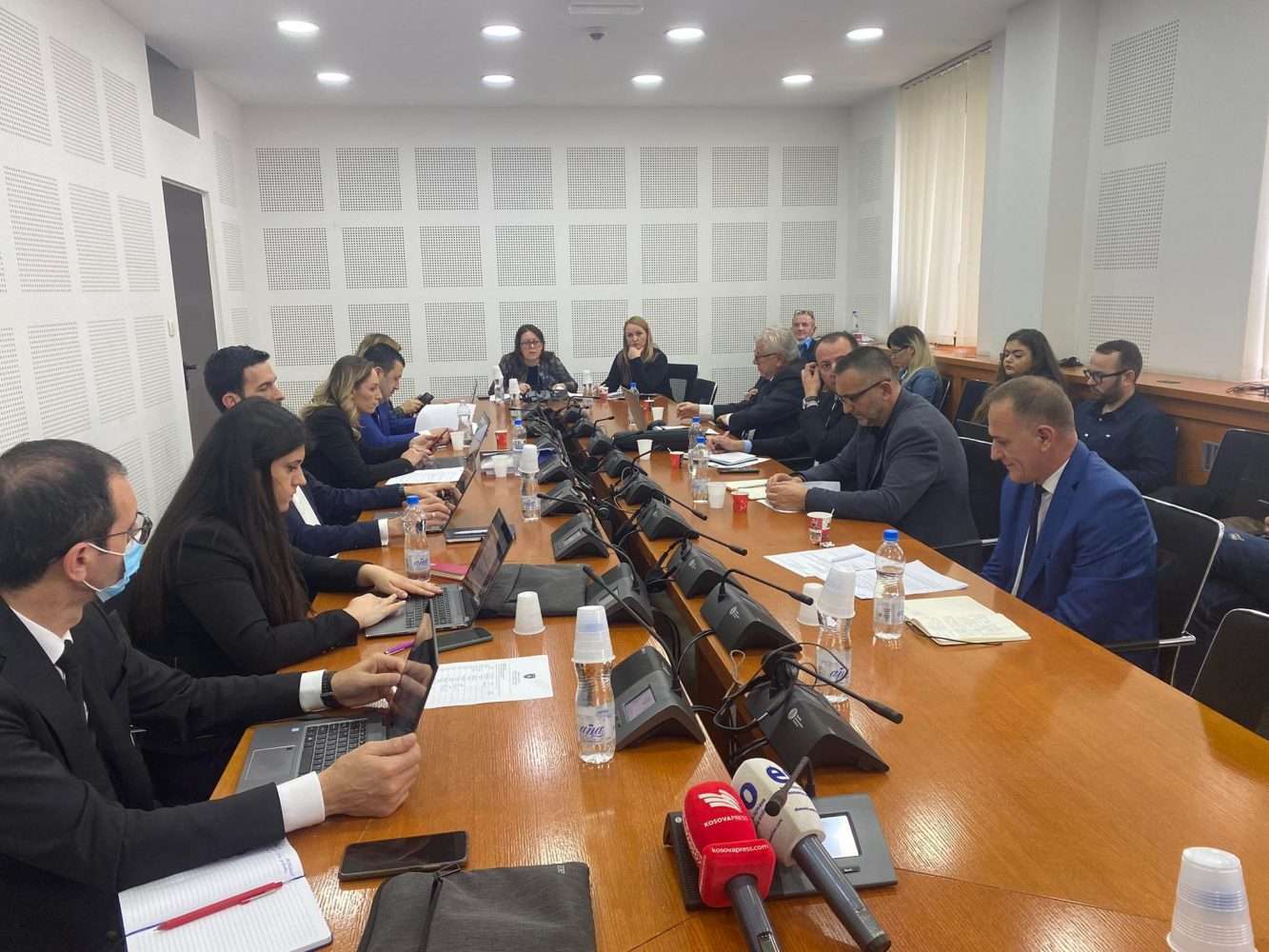 Partitë politike s’po i publikojnë donacionet, deputetët e VV-së e PDK-së përplasen për shpenzimet e fushatës