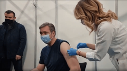 Vuçiq merr dozën e tretë të vaksinës kineze