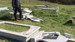 Dëmtohen varrezat në Junik, arrestohet një person