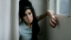 Shitet fustani i yllit Amy Winehouse për 243 mijë dollarë