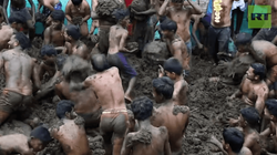 Festivali i çuditshëm indian, luftë me bajga lopësh [video]
