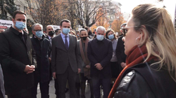 Motra e ish-zyrtarit të Doganës e ndal Kurtin në shesh, kërkon sqarime për vdekjen e vëllait të saj