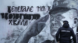 Tensione në Serbi për muralin e kriminelit të luftës Mladiq, fluturuan vezë e dërrasa