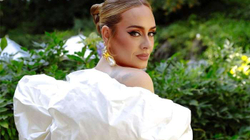 Adele flet për zemër të thyer në këngën e re “Hold On”