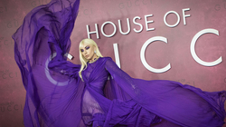 Lady Gaga merr gjithë vëmendjen në premierën e “House of Gucci”
