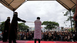Për lidhje jashtëmartesore çifti dënohet ashpër në Indonezi