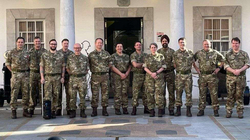 Tre deputetë britanikë të dehur në vizitë ushtarake