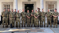 Tre deputetë britanikë të dehur në vizitë ushtarake