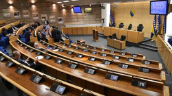 Në Bosnjë, deputetët që s’shkojnë në seanca do të gjobiten me 330 euro