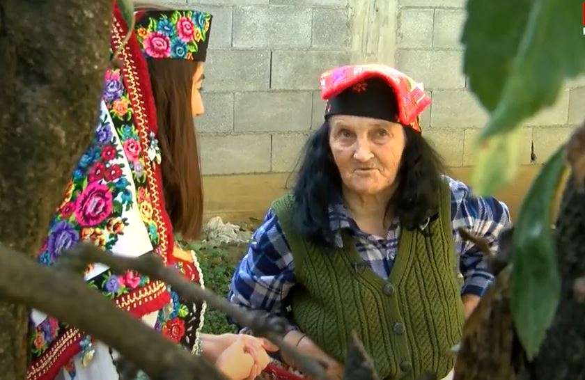 81-vjeçarja që për 60 vjet e bart veshjen hasjane