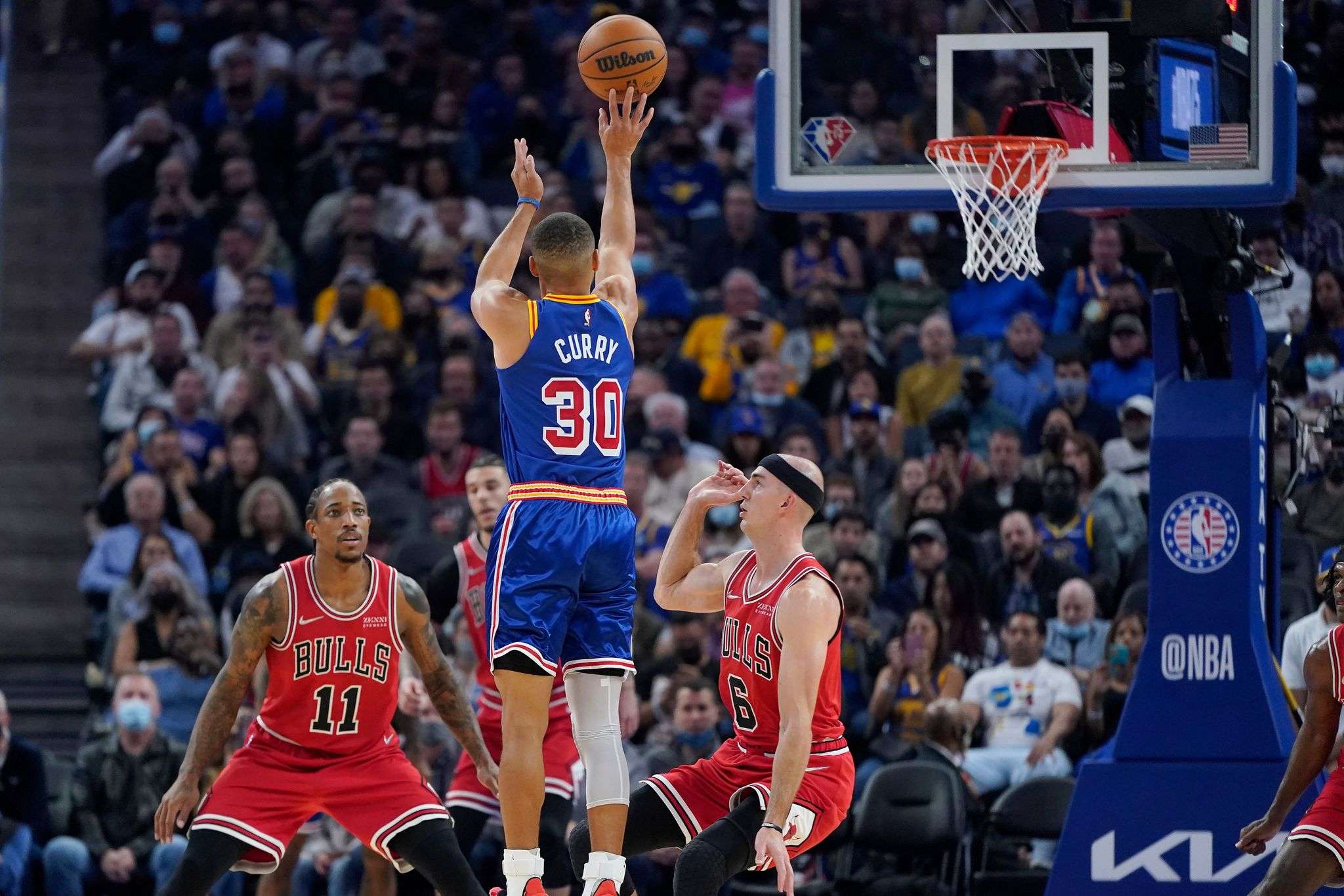 Curry shkëlqen te Warriors, e kalon Ray Allenin në statistika 