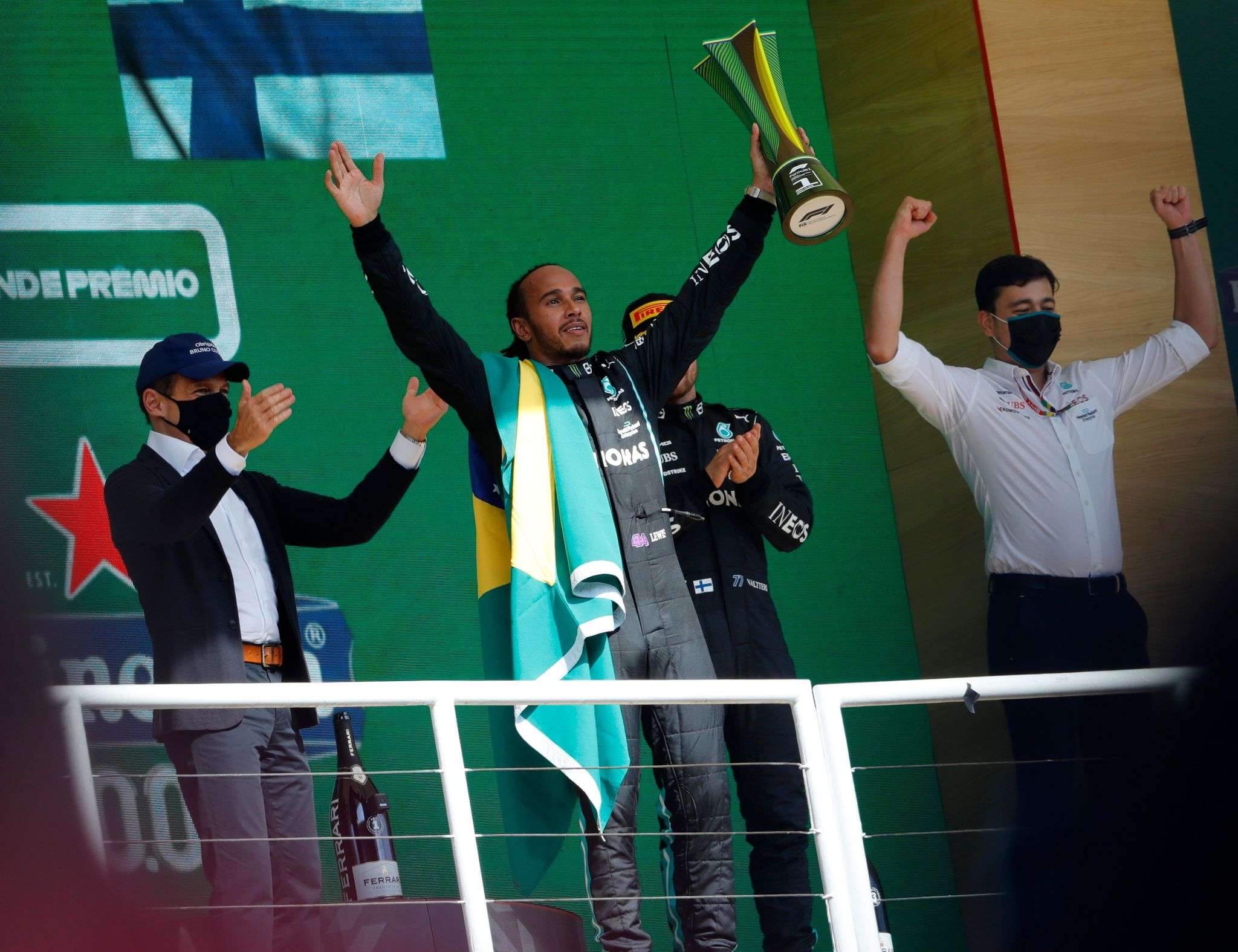 Hamiltoni fiton në Brazil ani pse e nisi garën nga vendi i 10-të