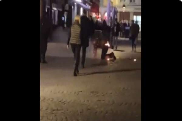Një burrë i vë zjarrin vetes para Katedrales së Strasburgut