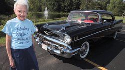 Gruaja amerikane e vozit veturën e njëjtë që 64 vjet