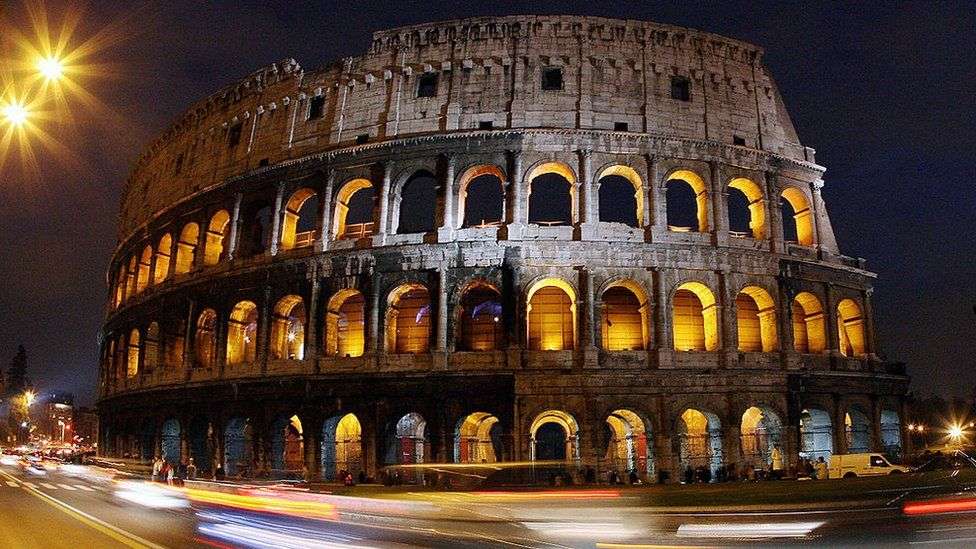 Turistët amerikanë gjobiten me 800 euro pasi u futën ilegalisht në Koloseum