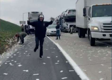 Shoferët bllokojnë autostradën për të marrë paratë që ranë nga një automjeti i blinduar