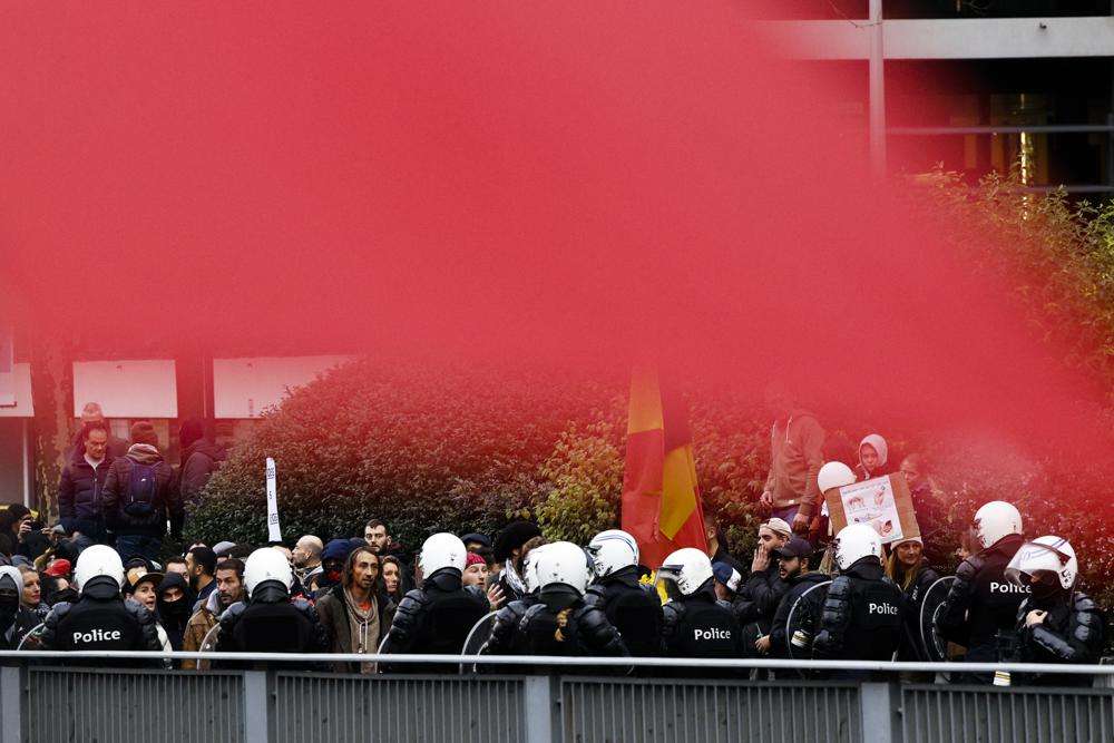 Dhjetëra mijëra belgë protestojnë në Bruksel kundër masave të reja anti-COVID