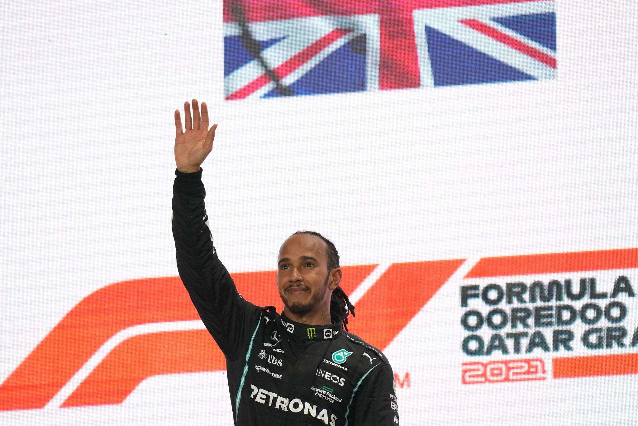 Hamiltoni fiton në Katar dhe vë në presion Verstappenin