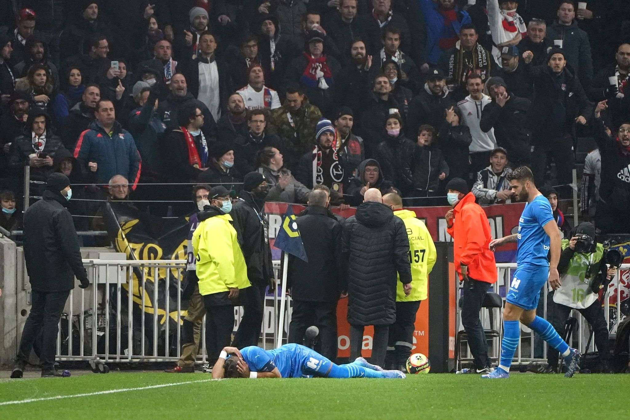 Tifozët goditën me shishe Payetin, ndërpritet ndeshja Lyon – Marseille