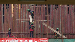 Punëtorët vietnamezë në fabrikën kineze në Serbi thërrasin për ndihmë