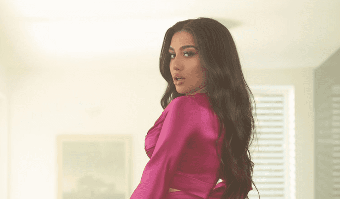 Melinda Ademi shkëlqen në fustan elegant