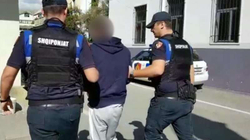 Arrestohen dy persona në Shqipëri, transportuan 57 emigrantë të paligjshëm